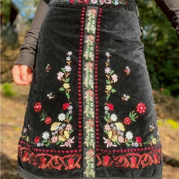 Gorgeous Embroidered Skirt with Folklore Flower Art Design - Size 6 - Picture 7 of 12